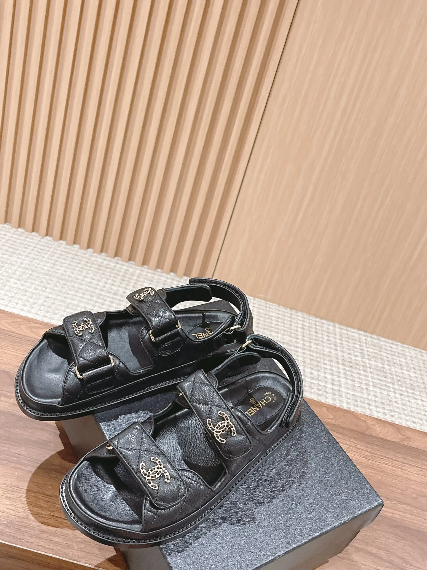 👟👟Ex-factory price 480👟👟 Women's Shoes Women's Clothes #Leather CHANEL Xiaoxiang Sandals/King of Out of Stock at Counters 2023ss hot-selling all-genuine leather Velcro sandals I buy Chanel Velcro sandals every year, a versatile and versatile artifact, durable for summer beaches 🏖️, this spring and summer must-have item! ❶The upper is imported pebbled cowhide/customized original satin, with good texture and delicate leather ❷Mold-opening imported resin logo hardware buckle/Au diamond hardware buckle ❸The lining is imported lambskin, Italian🇮🇹leather outsole ❹Size: 35-40M